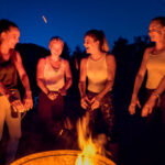 mit Freunden am Feuer