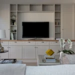 Auf diese Weise finden Sie die perfekte TV-Größe Aktuell gibt es schon Fernseher, deren Bildschirme tatsächlich groß sind. Setzen Sie auf eine möglichst aktuelle Bildschirmtechnologie mit entsprechend hoher Auflösung. Empfehlenswert sind Fernseher , die mindestens über Full HD verfügen. Je höher die Auflösung, desto kleiner kann der Abstand zum Fernseher beziehungsweise desto größer darf Ihr Fernsehgerät sein. Vergessen Sie diese bedeutende Regel nicht, wenn Sie einen modernen Fernseher wählen wollen. Wie erwähnt, gibt es heutzutage Fernseher in zahlreichen unterschiedlichen Größen. Bei der Wahl der Fernsehergröße müssen Sie überdies die geplante Verwendung berücksichtigen. Vorausgesetzt, dass Sie ausschließlich ein Zweitgerät benötigen, ist ein kleineres Modell in der Regel hundertprozentig ausreichend. TV Geräte bis 32 Zoll sind für den ersten Fernseher im Kinder- oder Jugendzimmer hervorragend geeignet. Modelle, deren Größe 40 bis 43 Zoll beträgt, sind Allround- Geräte, die universal anwendbar sind. Haben Sie ein größeres Wohnzimmer, in dem ein weiter Abstand möglich ist? Setzen Sie auf ein TV Geriet 55 bis 58 Zoll. Ein so großer Bildschirm erlaubt Ihnen alle Details zu erkennen. Wenn Sie ein persönliches Heimkino in seiner Wohnung einrichten wollen, können Sie sich ein sehr großes Fernsehgerät 65 bis 75 Zoll erwerben. Suchen Sie nach einem guten TV-Gerät ? Falls ja, sollten Sie dabei mehrere Faktoren in Betracht ziehen. Heutzutage werden uns TV Geräte angeboten, die immer funktionaler sind. Nicht nur Funktionalitäten von neuen Fernsehern sind bedeutend. Auch seine Diagonale muss man in Betracht ziehen. Die Größe von Fernsehgeräten wird im Regelfall in Zoll angegeben und bezieht sich auf die Diagonale des Bildchirms. Welche TV Größe ist für Sie emepfehenswert? In unserem Artikel finden Sie einige nützliche Ratschläge. Der Abstand zum Fernsehgerät ist ein echt wesentliches Kriterium, das man in Betracht ziehen muss. Bei der Standardauflösung des TV Gerätes beträgt der beste Abstand zum TV-Gerät : Diagonale x 3,5. Bei der Hochauflösung soll der angemessene Abstand zum Fernseher : Bildschirmdiagonale x 2,5 betragen. Für einen noch größeren Fernsehgerät kann man sich im Falle von 4K UHD entschließen. Experten sind der Meinung, dass der Abstand zum TV-Gerät min. Diagonale x 1,5 betragen muss. Natürlicherweise möchten die meisten von uns einen relativ großen Fernseher erwerben.