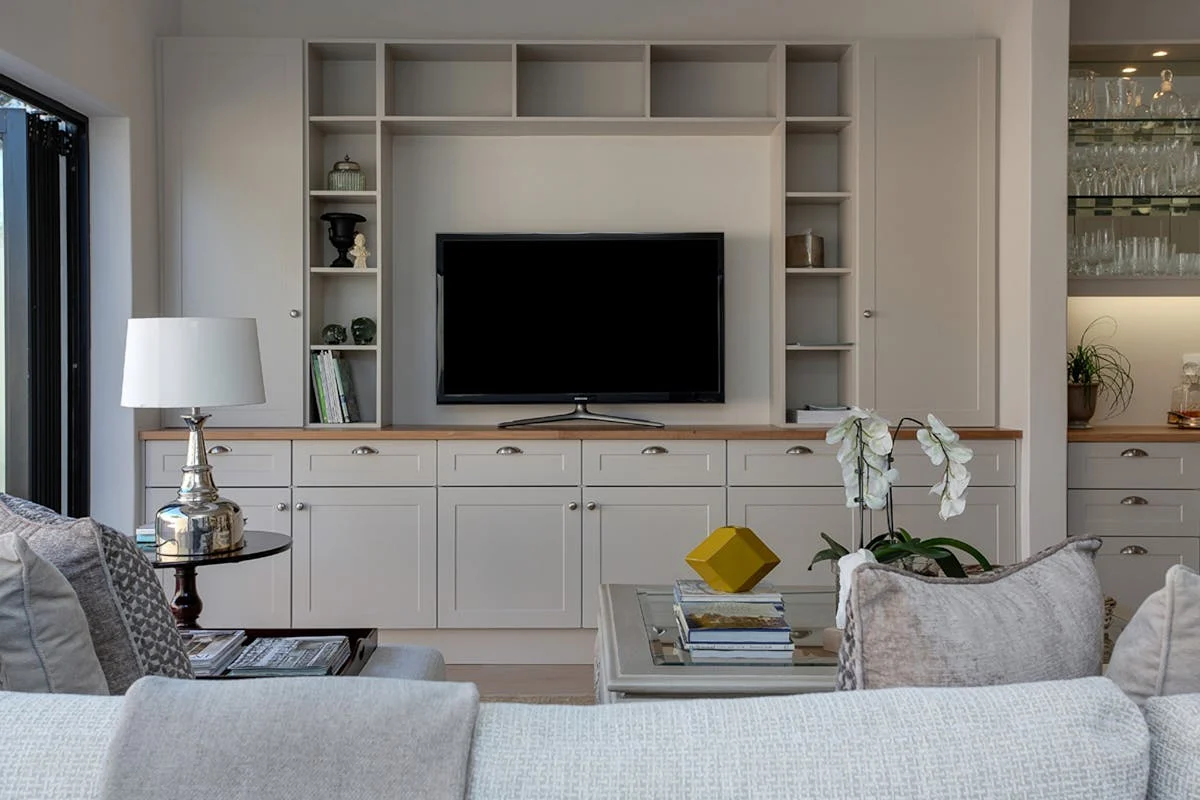 Auf diese Weise finden Sie die perfekte TV-Größe Aktuell gibt es schon Fernseher, deren Bildschirme tatsächlich groß sind. Setzen Sie auf eine möglichst aktuelle Bildschirmtechnologie mit entsprechend hoher Auflösung. Empfehlenswert sind Fernseher , die mindestens über Full HD verfügen. Je höher die Auflösung, desto kleiner kann der Abstand zum Fernseher beziehungsweise desto größer darf Ihr Fernsehgerät sein. Vergessen Sie diese bedeutende Regel nicht, wenn Sie einen modernen Fernseher wählen wollen. Wie erwähnt, gibt es heutzutage Fernseher in zahlreichen unterschiedlichen Größen. Bei der Wahl der Fernsehergröße müssen Sie überdies die geplante Verwendung berücksichtigen. Vorausgesetzt, dass Sie ausschließlich ein Zweitgerät benötigen, ist ein kleineres Modell in der Regel hundertprozentig ausreichend. TV Geräte bis 32 Zoll sind für den ersten Fernseher im Kinder- oder Jugendzimmer hervorragend geeignet. Modelle, deren Größe 40 bis 43 Zoll beträgt, sind Allround- Geräte, die universal anwendbar sind. Haben Sie ein größeres Wohnzimmer, in dem ein weiter Abstand möglich ist? Setzen Sie auf ein TV Geriet 55 bis 58 Zoll. Ein so großer Bildschirm erlaubt Ihnen alle Details zu erkennen. Wenn Sie ein persönliches Heimkino in seiner Wohnung einrichten wollen, können Sie sich ein sehr großes Fernsehgerät 65 bis 75 Zoll erwerben. Suchen Sie nach einem guten TV-Gerät ? Falls ja, sollten Sie dabei mehrere Faktoren in Betracht ziehen. Heutzutage werden uns TV Geräte angeboten, die immer funktionaler sind. Nicht nur Funktionalitäten von neuen Fernsehern sind bedeutend. Auch seine Diagonale muss man in Betracht ziehen. Die Größe von Fernsehgeräten wird im Regelfall in Zoll angegeben und bezieht sich auf die Diagonale des Bildchirms. Welche TV Größe ist für Sie emepfehenswert? In unserem Artikel finden Sie einige nützliche Ratschläge. Der Abstand zum Fernsehgerät ist ein echt wesentliches Kriterium, das man in Betracht ziehen muss. Bei der Standardauflösung des TV Gerätes beträgt der beste Abstand zum TV-Gerät : Diagonale x 3,5. Bei der Hochauflösung soll der angemessene Abstand zum Fernseher : Bildschirmdiagonale x 2,5 betragen. Für einen noch größeren Fernsehgerät kann man sich im Falle von 4K UHD entschließen. Experten sind der Meinung, dass der Abstand zum TV-Gerät min. Diagonale x 1,5 betragen muss. Natürlicherweise möchten die meisten von uns einen relativ großen Fernseher erwerben.